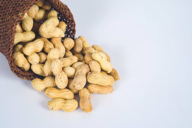 Arka plan üzerinde sepet dışarı fıstık sızıntısı.