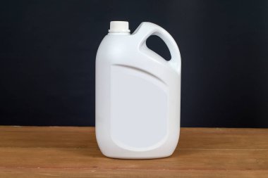 Ahşap masada beyaz plastik şişe konteyner .