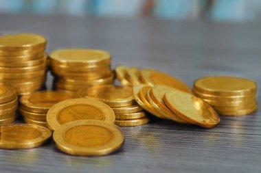 Ahşap arka planda para istifleme, büyüyen ile tasarruf