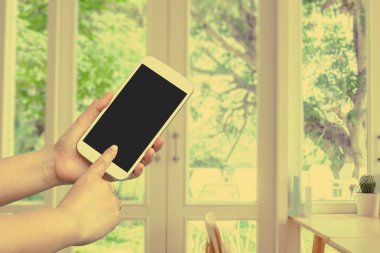 El tutma ve dokunmatik ekran cep telefonu, bulanık pencere üzerinde mobil