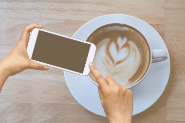 El tutma ve dokunmatik ekran cep telefonu, bulanık kahve üzerinde mobil