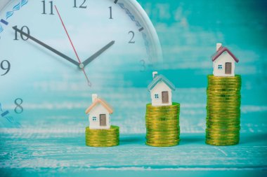 para yığını veya saat ile para üzerinde mini ev