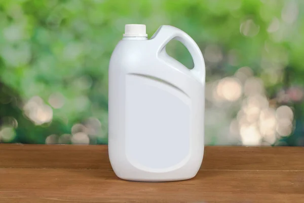Weiße Plastikflaschenbehälter auf Holztisch . — Stockfoto