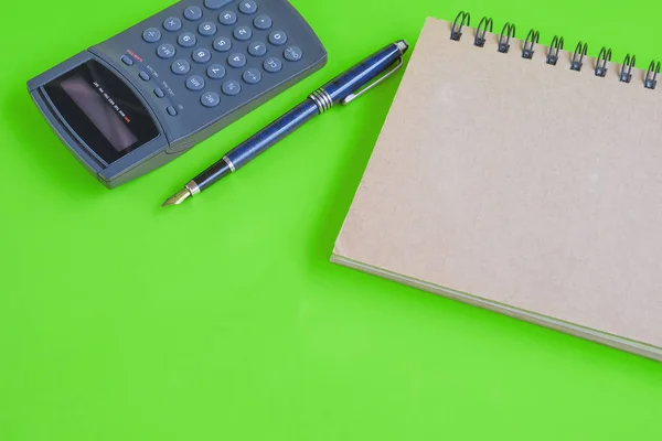 Opmerking boek en Rekenmachine op kleur achtergrond. — Stockfoto