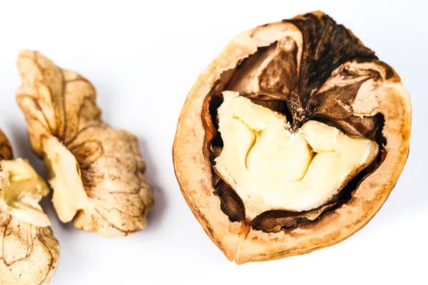 Kuru Ceviz beyaz arka plan izole, Sağlık için Gıda.