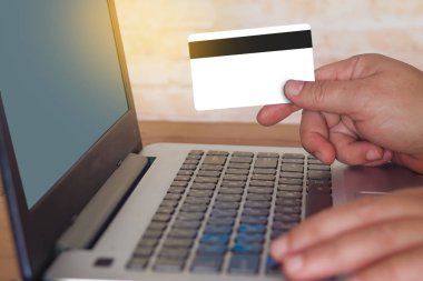 Kredi kartı ile Dizüstü Bilgisayar Klavyesi Üzerinde El Yazma, Online Alışveriş