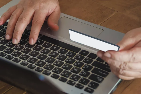 Kredi kartı ile Dizüstü Bilgisayar Klavyesi Üzerinde El Yazma, Online Alışveriş