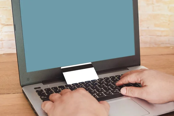 Ręczne pisanie na klawiaturze laptopa z kartą kredytową, zakupy online — Zdjęcie stockowe