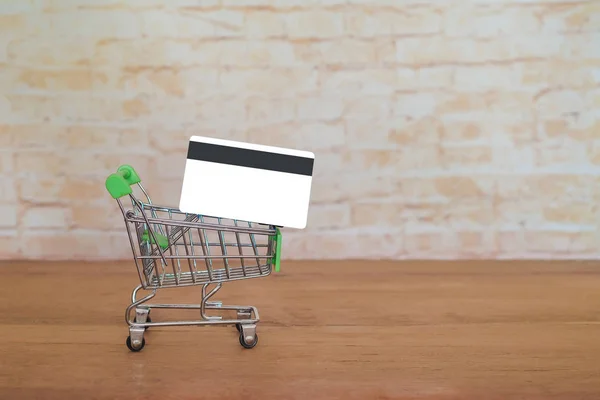 Credit Card of debetkaart op trolley, winkelconcept. — Stockfoto