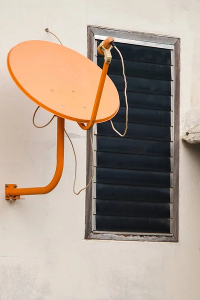 Old Satellite Dish Wall Lado Janela — Fotografia de Stock
