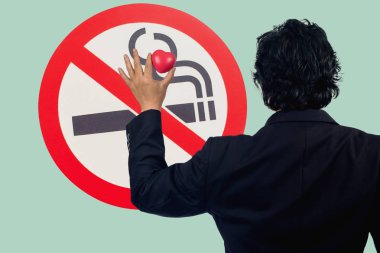 Hiçbir sigara işareti ile iş adamı gösterisi, sağlık kavramı.