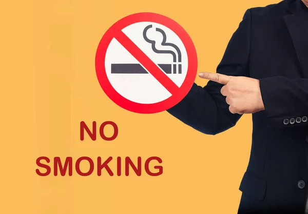 Hiçbir sigara işareti ile iş adamı gösterisi, sağlık kavramı. — Stok fotoğraf