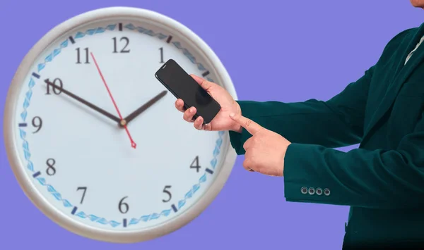 Бізнесмен тримає смартфон з аналоговим годинником, бізнес-конф — стокове фото