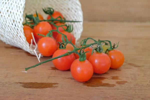 Kleine Tomaten verschüttet aus Korb. Food-Konzept. — Stockfoto