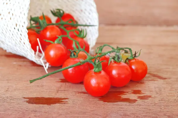 Kleine Tomaten verschüttet aus Korb. Food-Konzept. — Stockfoto