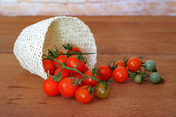Kleine Tomaten verschüttet aus Korb. Food-Konzept. — Stockfoto