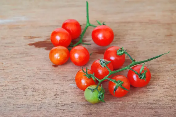 Kleine Tomate auf Holz background.food concept. — Stockfoto