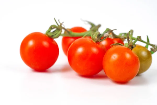 Kleine Tomate auf weißem Hintergrund.. — Stockfoto