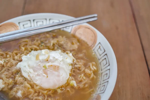 Hot instant noodles with boiled egg set on wood background. — Stock Photo, Image