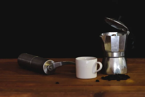 Stillleben Kaffeemaschine und Tasse auf dem Tisch. — Stockfoto