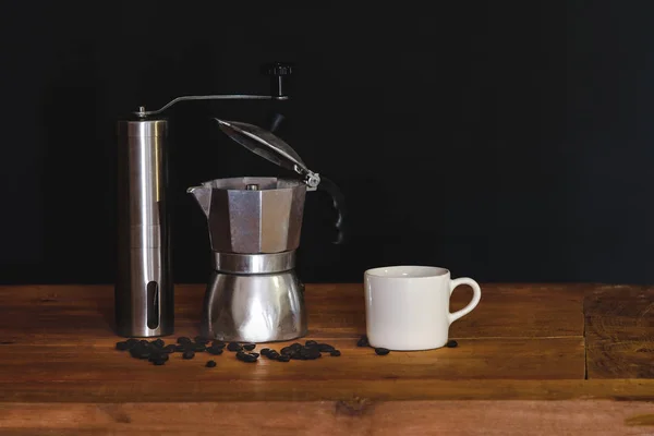 Ainda vida máquina de café e xícara na mesa . — Fotografia de Stock