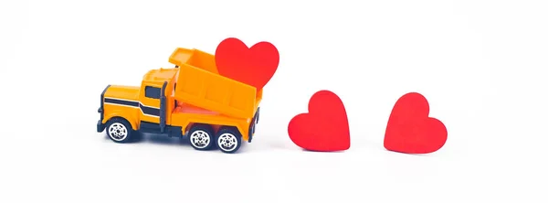 Carro de caminhão carrega um sinal de corações vermelhos no fundo branco.Valentine — Fotografia de Stock