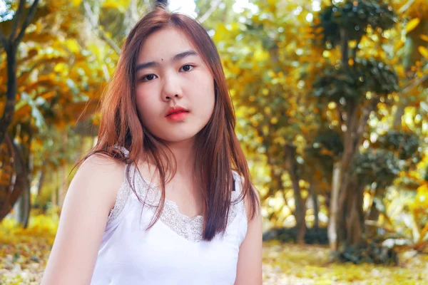 Asiática adolescente chica relajarse con verano colorido dejar de fondo . — Foto de Stock