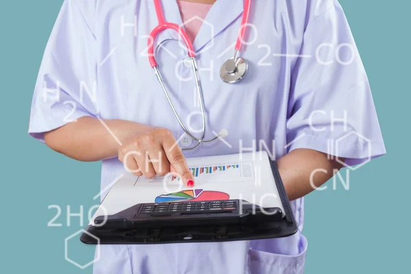 医生写在剪贴板的病人图表，健康和技术 — 图库照片