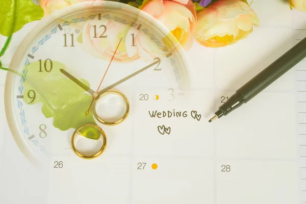 Worthochzeit zur Erinnerung Hochzeitstag mit Ehering am Kalender — Stockfoto