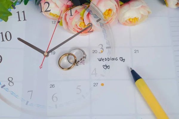 Worthochzeit zur Erinnerung Hochzeitstag mit Ehering am Kalender — Stockfoto