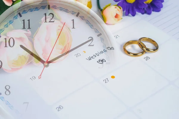 Worthochzeit zur Erinnerung Hochzeitstag mit Ehering am Kalender — Stockfoto