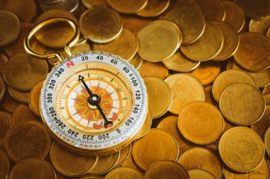 Iş finansal kavramı için pusula ve altın sikke para.