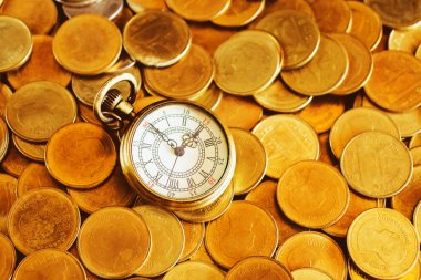 Altın sikkeler, para arka plan.time ve mone üzerinde saat yakın