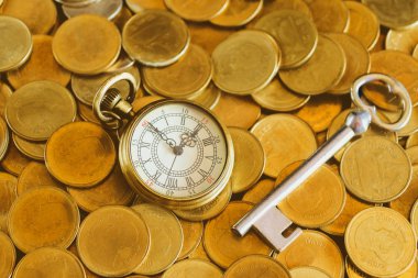 Altın sikkeler, para arka plan.time ve mone üzerinde saat yakın