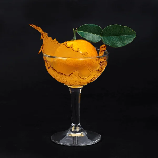 Verse sinaasappel fruitsap Splash op glas. — Stockfoto