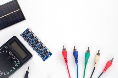 Mini güneş paneli ve aracı arka plan üzerinde .