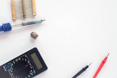 Küçük elektronik kurulu ile dijital multimetre .