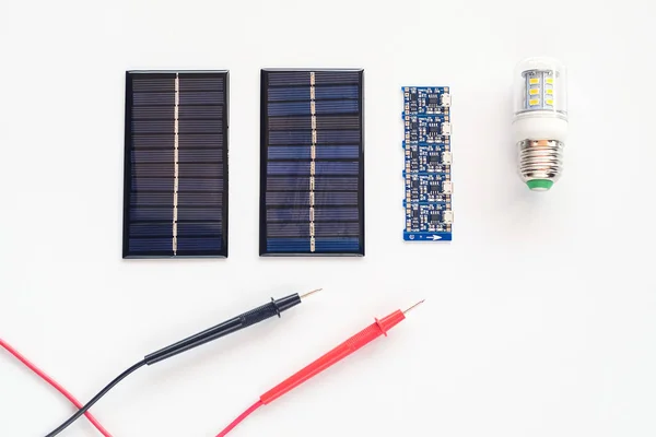背景上的迷你太阳能电池板和工具 . — 图库照片