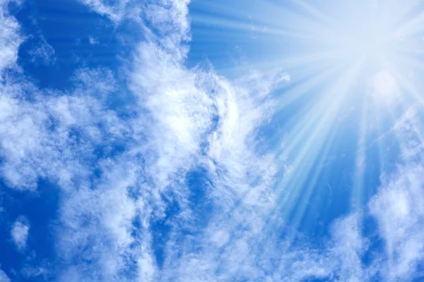 Světelný paprsek na modré obloze s bílými mraky. venkovní a přírodní . — Stock fotografie