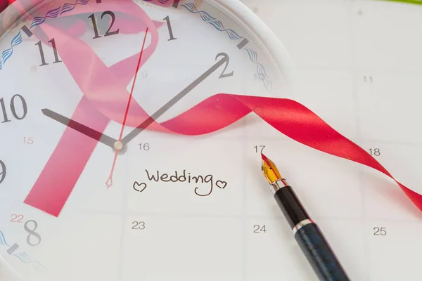 Rappel Le jour du mariage dans la planification du calendrier et la fontaine — Photo