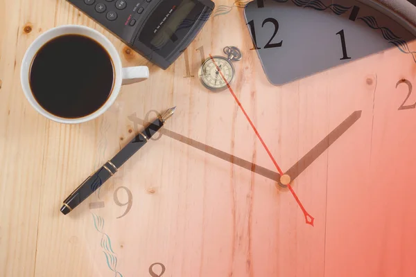 Caneta-tinteiro e tempo de café quente na ferramenta table.office madeira . — Fotografia de Stock