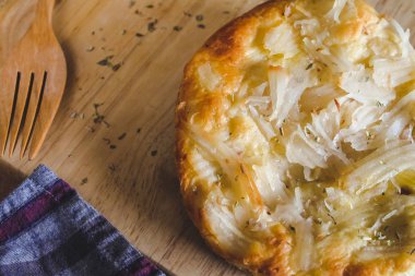 Pizza yapılmış ve Hindistan cevizi ile Tepesi ev .