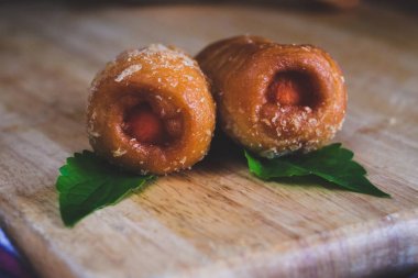 Ev yapımı yiyecek sosis kızarmış ekmek rulo.