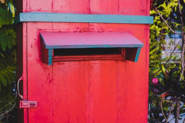 El evde büyük posta kutusu yaptı.