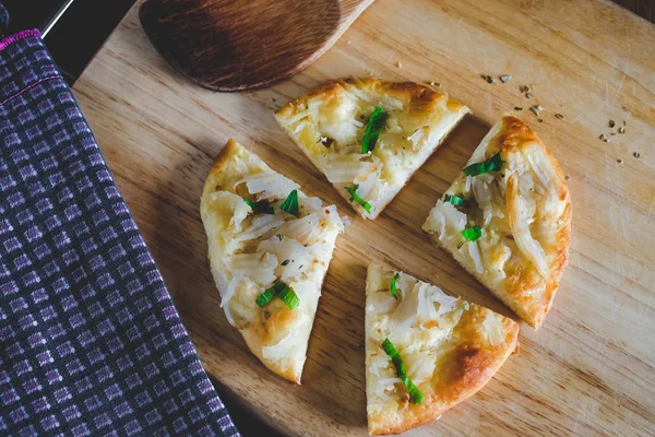 Pizza casera y cobertura con coco  . — Foto de Stock