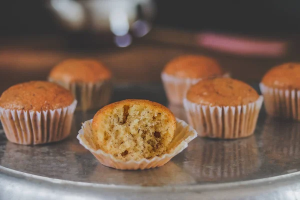 Bäckerei frische Bananentasse Kuchen heiß aus dem Ofen, hausgemachte Lebensmittel. — Stockfoto