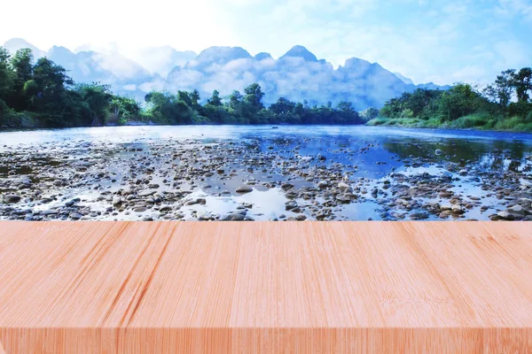 Trä promenad på floden med blå himmel. — Stockfoto