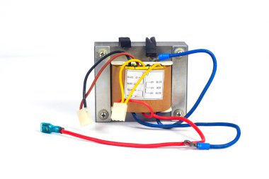 Beyaz arka planda elektronik tedarik için güç transformatörleri.