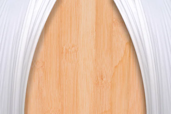 Weiße Vorhänge an der Holzwand. — Stockfoto