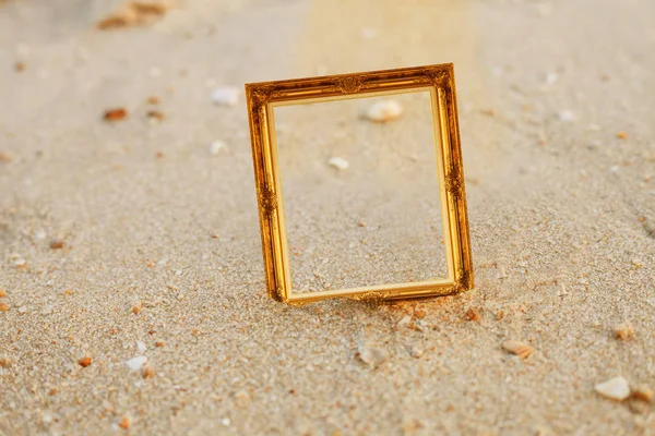 Kum plajda vintage altın resim çerçevesi. — Stok fotoğraf